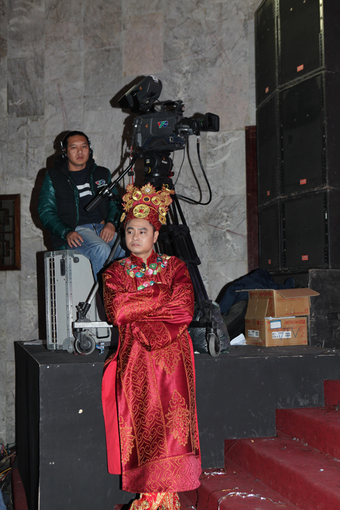 Thổ địa Tự Long đứng nép một góc sân khấu với vẻ mặt đăm chiêu. Thổ địa Tự Long đứng nép một góc sân khấu với vẻ mặt đăm chiêu.