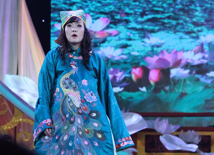 Vân Dung trong vai Táo Dân sinh với bụng bầu 8 tháng.