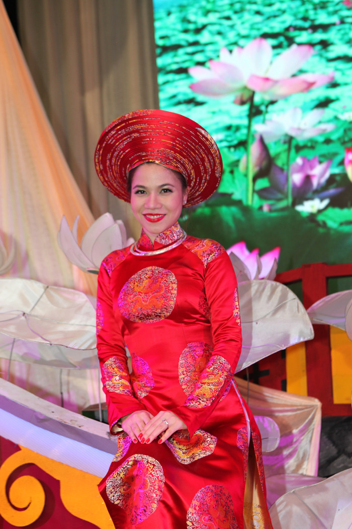 Mỹ Dung thể hiện ca khúc mở đầu chương trình Táo Quân 2013. Mỹ Dung thể hiện ca khúc mở đầu chương trình Táo Quân 2013.