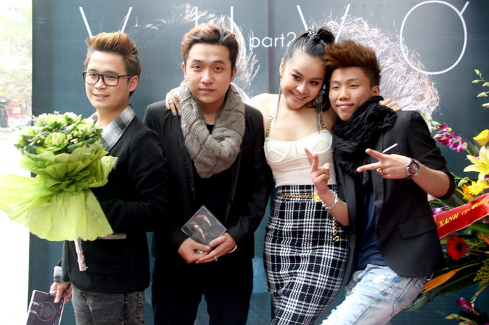 Bueno, Yanbi, Hạnh Nguyên và Tằng Quốc Anh (ngoài cùng bên phải) là những người bạn thân thiết. Bueno, Yanbi, Hạnh Nguyên và Tằng Quốc Anh (ngoài cùng bên phải) là những người bạn thân thiết.