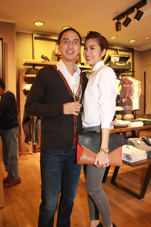 Jeans bạc và sơ mi trắng có thể đi dự sự kiện nếu như chọn một mái tóc cầu kỳ cùng những món phụ kiện ánh kim sang trọng