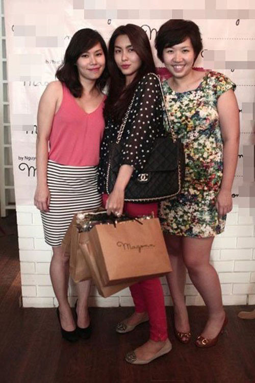 Và đây chính là nguyên nhân khiến giới truyền thông nghi ngờ rằng cô đang mang bầu. Một chiếc quần jeans màu sắc được mix cùng sơ mi dáng xòe thụng