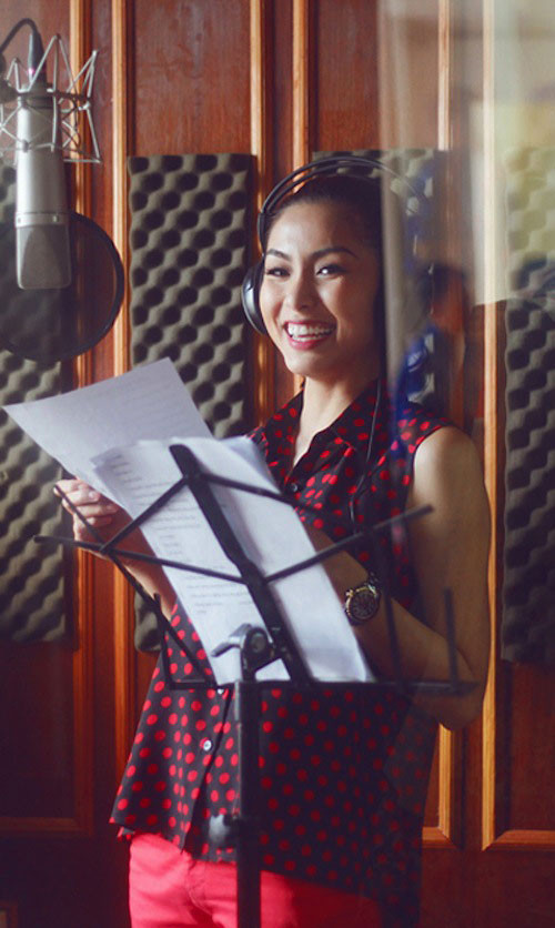 Xinh xắn với sự kết hợp xuyệt tông: quần jeans đỏ và sơ mi trần tay chấm bi đỏ