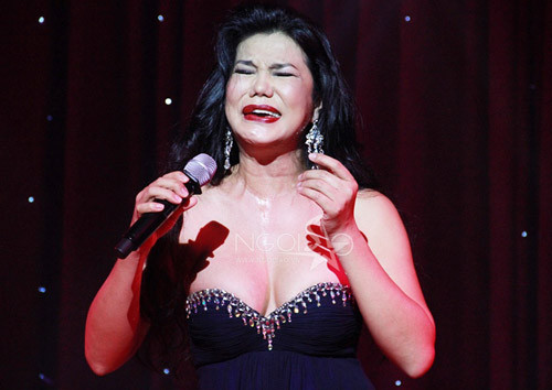 Bộ đầm cúp ngực hình tim khá trễ khiến Cindy Thái Tài càng thêm phốp pháp Bộ đầm cúp ngực hình tim khá trễ khiến Cindy Thái Tài càng thêm phốp pháp