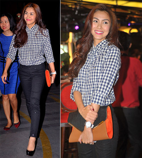 Trong sự kiện ra mắt cửa hàng của nhà chồng mới diễn ra, Tăng Thanh Hà chỉ giản dị với quần jeans đen và sơ mi kẻ sọc đen trắng. Cô chọn mái tóc xoăn bồng nhẹ nhàng, trên tay là chiếc xắc tay to bản rất thanh lịch