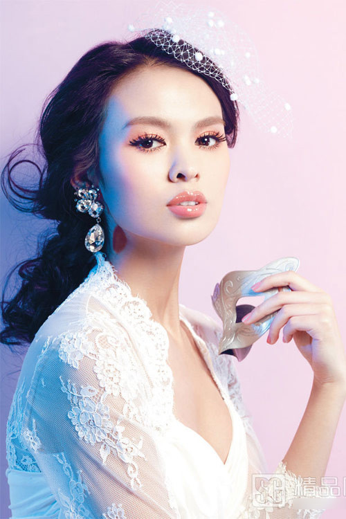 Một chút rối nhẹ sẽ làm cô dâu mềm mại quyến rũ hơn