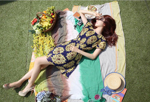 Nếu bạn sinh vào những ngày cuối đông, đầu xuân, nên thử cho mình những chiếc chân váy kiểu cọ hay váy xếp điệu đà, biết đâu vẻ đẹp nữ tính của bạn sẽ làm ai đó phải xôn xao Nếu bạn sinh vào những ngày cuối đông, đầu xuân, nên thử cho mình những chiếc chân váy kiểu cọ hay váy xếp điệu đà, biết đâu vẻ đẹp nữ tính của bạn sẽ làm ai đó phải xôn xao