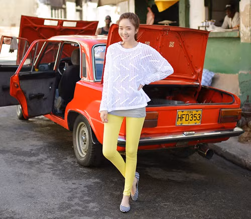 hoặc dùng quy tắc đơn giản 1 đơn giản - 1 nổi bật để biến hóa set đồ này