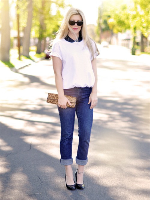 Ngày 1: Bạn cần một chiếc quần jeans gấp gấu kiểu dáng đơn giản, một áo T-shirt phom rộng. Kết hợp thêm phụ kiện là một chiếc cổ áo rời màu đen, chiếc áo của bạn trông sẽ rất khác biệt. Ngày 1: Bạn cần một chiếc quần jeans gấp gấu kiểu dáng đơn giản, một áo T-shirt phom rộng. Kết hợp thêm phụ kiện là một chiếc cổ áo rời màu đen, chiếc áo của bạn trông sẽ rất khác biệt.