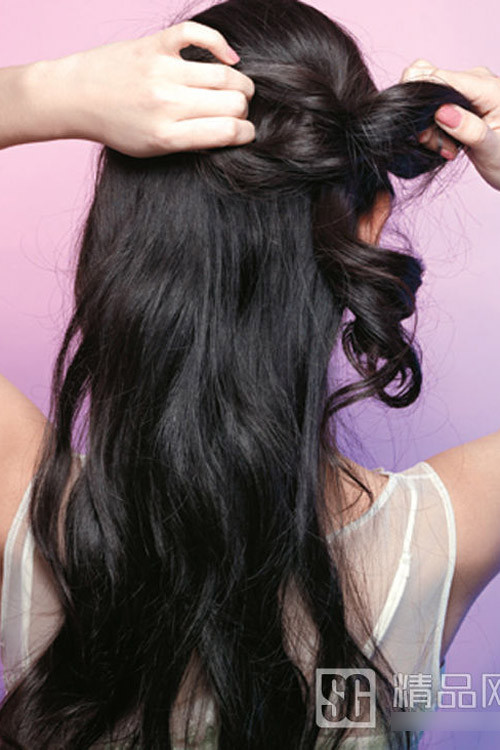 Kiểu tóc này cần phải chải lệch tết phần đuôi tóc