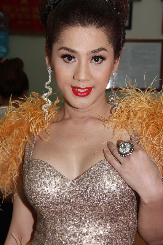 'Nàng công chúa' Lâm Chí Khanh thu hút với chiếc váy sequin với khoảng hở vòng 1 quyến rũ