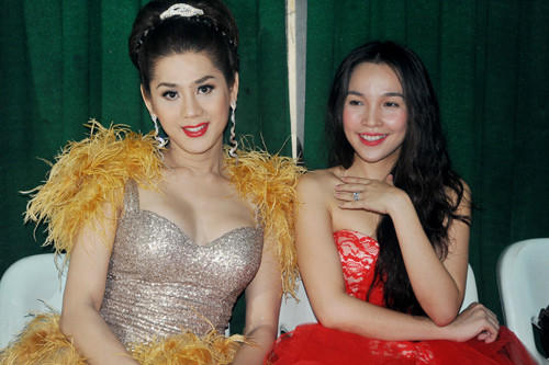 So với 'bà mẹ 1 con' Hiền Thục thì có vẻ Lâm Chí Khanh sở hữu vòng 1 quyến rũ hơn một chút