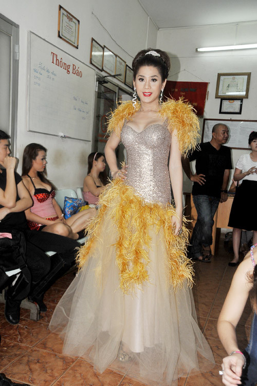 Chiếc váy rườm rà, trang phục thừa thãi mang đậm phong cách Lâm Chí Khanh