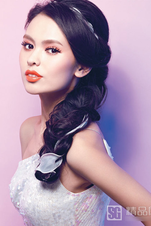 Dải lụa trắng khiến cô dâu ngọt ngào điệu đà hơn