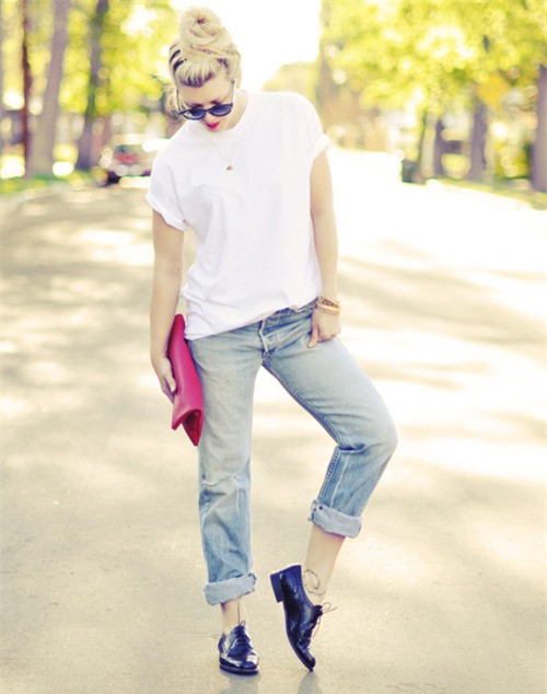 Ngày 4: Để thay đổi không khí vào ngày thứ tư trong tuần, bạn có thể biến hóa thành cô nàng tomboy với quần jeans xắn gấu và giày Oxford. Ngày 4: Để thay đổi không khí vào ngày thứ tư trong tuần, bạn có thể biến hóa thành cô nàng tomboy với quần jeans xắn gấu và giày Oxford.