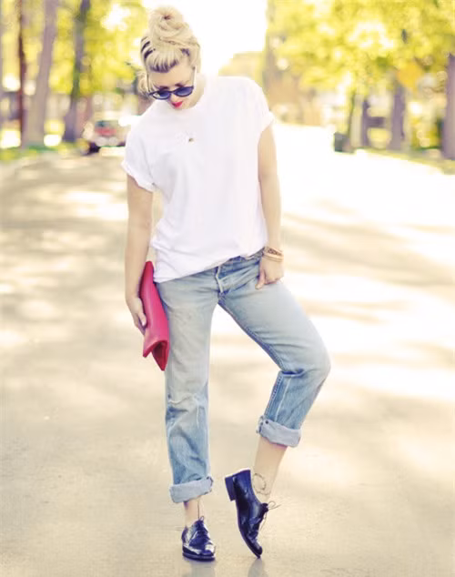 Ngày 4: Để thay đổi không khí vào ngày thứ tư trong tuần, bạn có thể biến hóa thành cô nàng tomboy với quần jeans xắn gấu và giày Oxford.