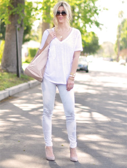 Ngày 5: Quay lại phong cách nữ tính, nhẹ nhàng bằng bộ trang phục cây trắng ấn tượng. Ngày 5: Quay lại phong cách nữ tính, nhẹ nhàng bằng bộ trang phục cây trắng ấn tượng.