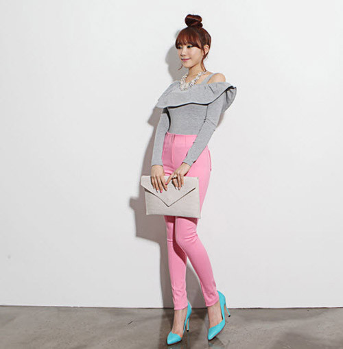 Nếu thích, bạn có thể đồng thời kết hợp nhiều item màu rực rỡ với nhau