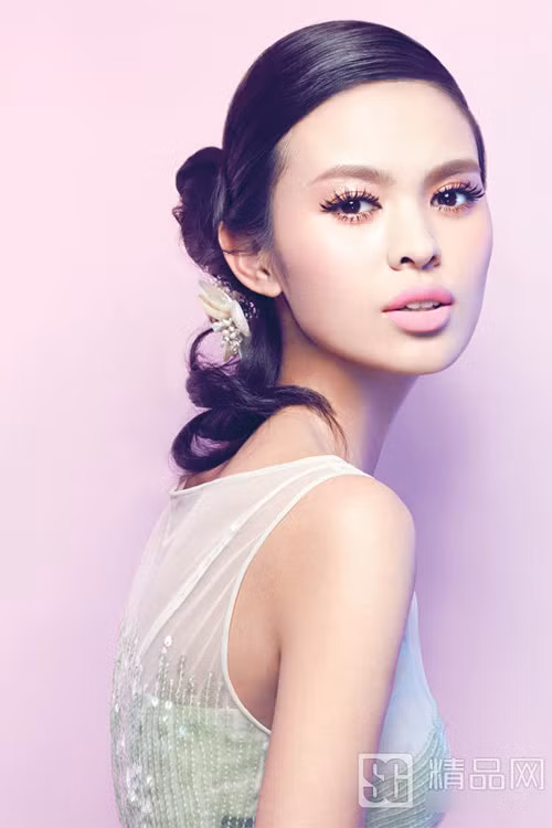 Mái tóc này tôn những đường nét thanh tú cho nàng dâu