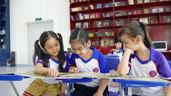 Thư viện của nhà trường với đa dạng đầu sách đã được kiểm duyệt, phục vụ nhu cầu khám phá tri thức của học sinh. Ảnh: Website nhà trường csvc-thuvien1-1536x864.jpg
