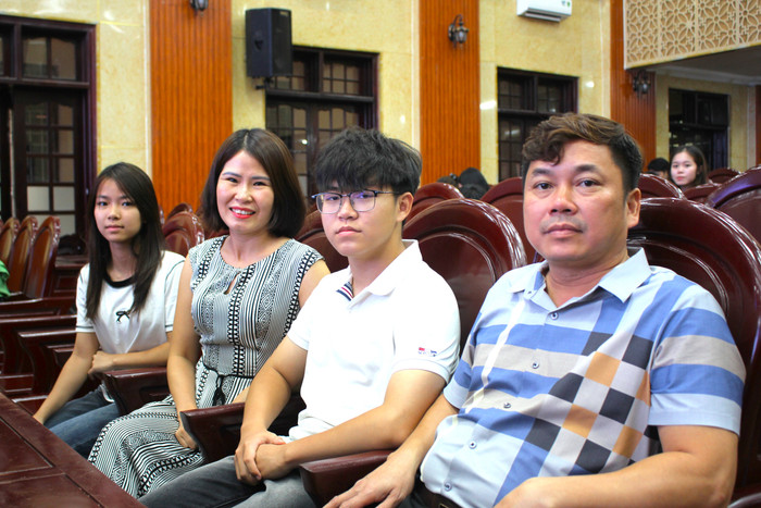 Tân sinh viên Vũ Tấn Dũng (áo trắng, thứ 2 từ bên phải) cùng gia đình. Ảnh: Châu Anh GDVN_Nhập học Trường ĐH Công đoàn 3.JPG
