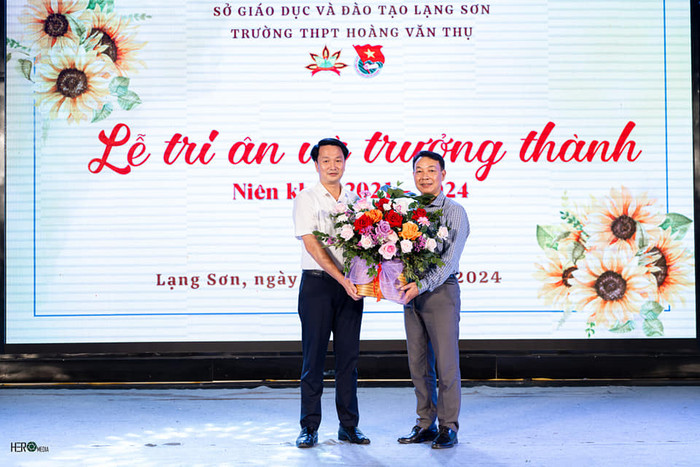 Thầy Đặng Ngọc Tú (áo trắng, bên trái), Hiệu trưởng trường trung học phổ thông Hoàng Văn Thụ (Lạng Sơn). Ảnh: NVCC 448625240_1002646845197231_5816695177894169775_n.jpg