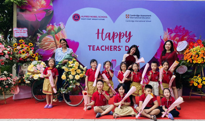Học sinh Alfred Nobel School chụp ảnh cùng các giáo viên nhân Ngày Nhà giáo Việt Nam 20/11. Ảnh: Website nhà trường MsNgocMN-1536x909.jpg