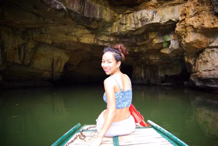 Thảo Trang giải thích rằng cô chỉ vô tình đi qua chùa rồi vào thăm, tuy biết là ăn mặc không hợp nhưng vẫn vào vì khó có cơ hội trở lại đây. Ảnh được chụp ở khu du lịch Tràng An.