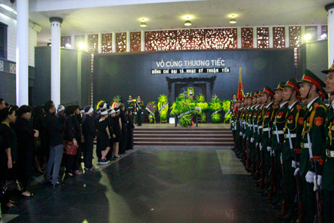 Không khí trang nghiêm và đau buồn bao trùm nhà tang lễ