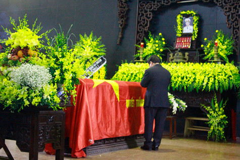 Nhạc sĩ Đỗ Hồng Quân bên linh cữu nhạc sĩ Thuận Yến trước khi đọc điếu văn