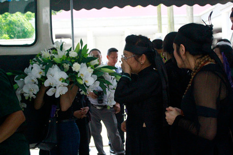 Vợ nhạc sĩ Thuận Yến khóc ngất tiễn đưa chồng