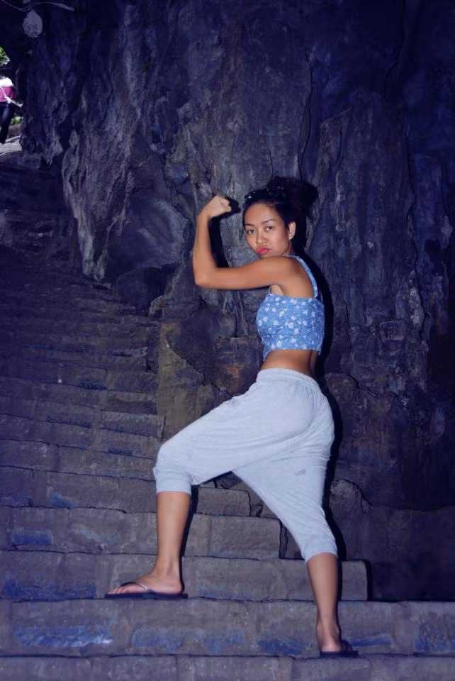 Những tấm ảnh khiến ca sỹ 'xấu lạ' hứng đá của cư dân mạng. Ảnh chụp ở chùa Bái Đính