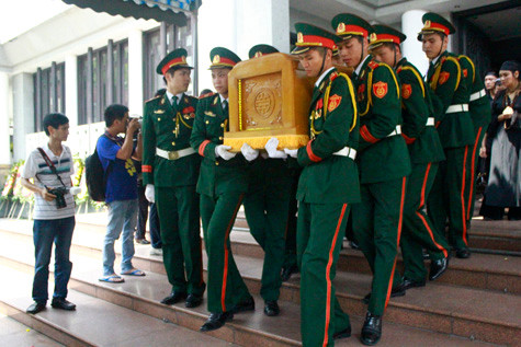 Linh cữu được chuyển ra ngoài đưa nhạc sĩ Thuận Yến về nơi an nghỉ cuối cùng