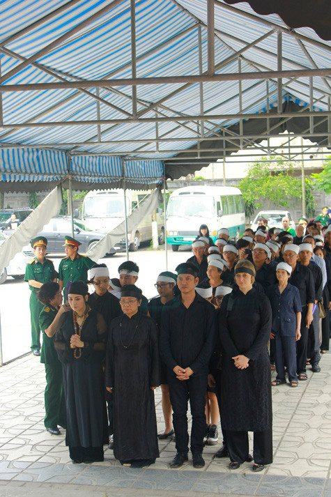 NSƯT Thanh Hương - vợ cố nhạc sĩ Thuận Yến cùng con gái, con trai, con dâu và các cháu trong tang lễ nhạc sỹ Thuận Yến