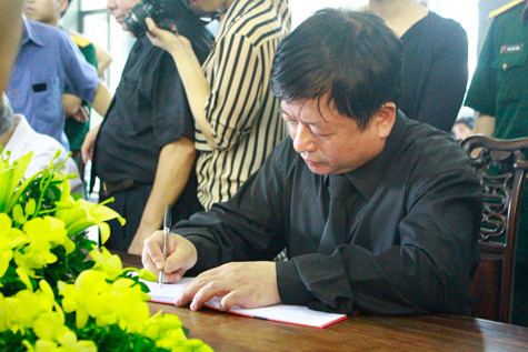 Nhạc sĩ Đỗ Hồng Quân ghi sổ tang