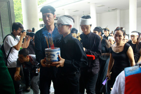 DJ Trí Minh cùng con trai bê lư hương