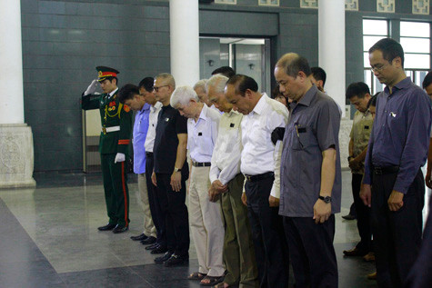 Các đoàn lần lượt vào viếng...