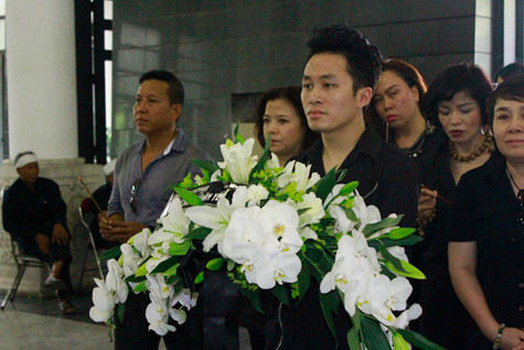 Ca sĩ Tùng Dương đến từ sớm để viếng nhạc sỹ Thuận Yến