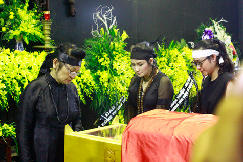 Ca sĩ Thanh Lam và mẹ nhìn mặt cha lần cuối trước giờ phút chia ly