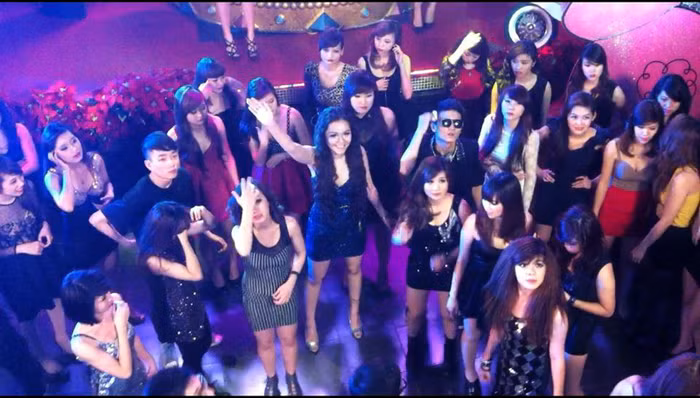 Cảnh hậu trường của clip có rất nhiều cô gái trẻ.