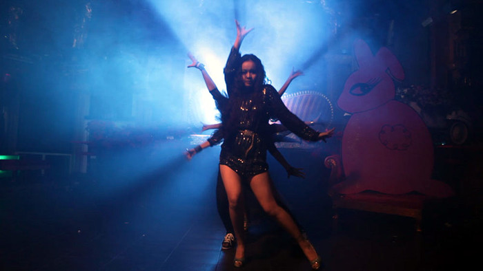 Chưa rõ chất lượng sản phẩm âm nhạc ra sao, nhưng có vẻ chủ nhân đầu tư rất hoành tráng, sử dụng cả siêu xe lẫn không gian mờ ảo của một quán bar trên đường Trần Khánh Dư. Chưa rõ chất lượng sản phẩm âm nhạc ra sao, nhưng có vẻ chủ nhân đầu tư rất hoành tráng, sử dụng cả siêu xe lẫn không gian mờ ảo của một quán bar trên đường Trần Khánh Dư.