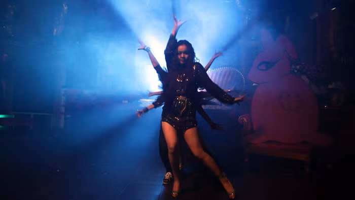 Chưa rõ chất lượng sản phẩm âm nhạc ra sao, nhưng có vẻ chủ nhân đầu tư rất hoành tráng, sử dụng cả siêu xe lẫn không gian mờ ảo của một quán bar trên đường Trần Khánh Dư.