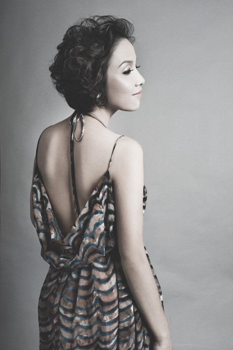 Mỹ Linh cho rằng, không nên quá đặt nặng vấn đề chỉ hát đám cưới tại khách sạn sang trọng, không hát ở vùng quê xa xôi, nói như thế, hóa ra ca sỹ coi thường những người có đời sống nghèo khổ sao? Mỹ Linh cho rằng, không nên quá đặt nặng vấn đề chỉ hát đám cưới tại khách sạn sang trọng, không hát ở vùng quê xa xôi, nói như thế, hóa ra ca sỹ coi thường những người có đời sống nghèo khổ sao?