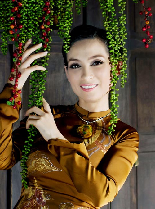 Ca sỹ Phi Nhung chia sẻ: Ở vị trí một người ca sĩ như tôi, hầu hết những vai trò khác mà tôi tham gia một phần vì muốn làm mới mình trong mắt khán giả, một phần vì mình đam mê nghệ thuật nên cũng có chút "tham", cái gì cũng muốn thử sức. Nói thì nói vậy, mỗi khi tôi muốn tham gia thêm một lĩnh vực nào khác, tôi cũng đắn đo và cân nhắc lắm. Bởi vì điều này có khi cũng là con dao hai lưỡi, có thể khiến mình đứt tay bất cứ lúc nào sơ ý.