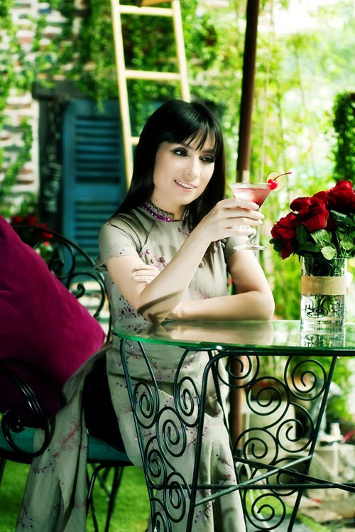 'Nếu để tôi nhận xét về thị trường âm nhạc thì có nhiều thứ phải nói. Có lẽ tôi đi xa lâu quá, cũng không theo kịp giới trẻ Việt bây giờ nên có nhiều ca khúc tôi nghe mà không hiểu gì. Còn riêng về dòng nhạc trữ tình, khi đi biểu diễn khắp nước, tôi nhận thấy những người yêu nhạc của tôi vẫn còn giữ nguyên tình cảm như những ngày đầu tôi mới về', cô nói thêm. (Theo Zing)