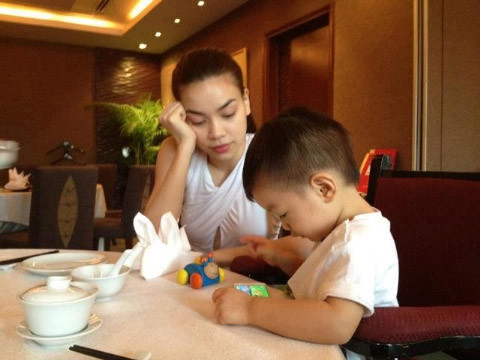 Bức ảnh Hà Hồ và con trai được Cường Đô La chia sẻ trên facebook.