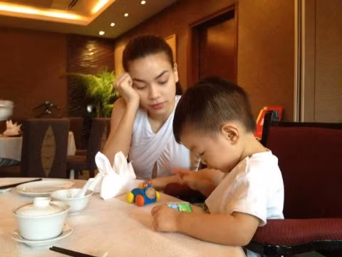 Bức ảnh Hà Hồ và con trai được Cường Đô La chia sẻ trên facebook.