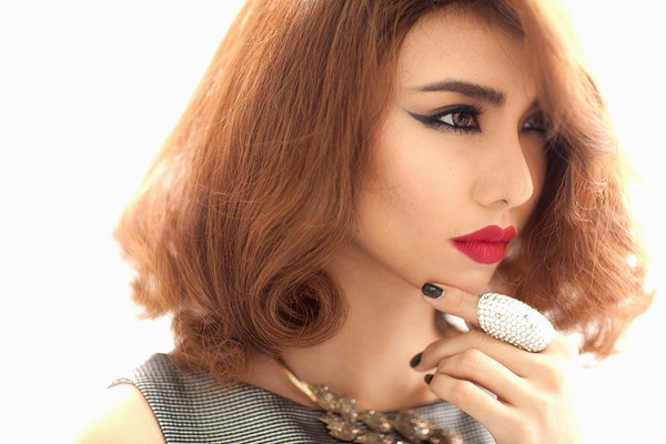 Theo lời cô, dù gặp bất cứ chuyện gì, bố mẹ cũng luôn ở bên ủng hộ, che chởi. "Cũng vì thế mà tôi không ngại vấp ngã bởi cuộc đời càng nhiều sẹo thì càng giá trị. Con người ta bây giờ hơn nhau không phải ở cái áo, cái quần hay sự giàu sang mà là vốn sống", cô nói.