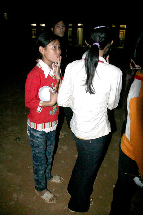 Các em học sinh chuẩn bị bát đũa trước giờ ăn. Các em học sinh chuẩn bị bát đũa trước giờ ăn.