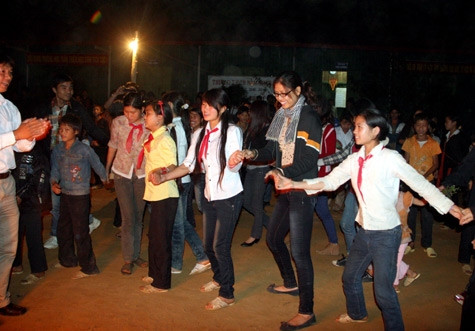 Các em học sinh và Nguyễn Thị Loan "tay trong tay" vui đêm lửa trại. Ảnh: Văn Trinh. Các em học sinh và Nguyễn Thị Loan "tay trong tay" vui đêm lửa trại. Ảnh: Văn Trinh.